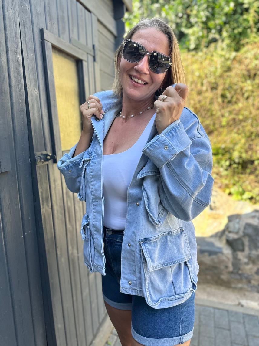 Jeansjacke oversize mit großen Taschen