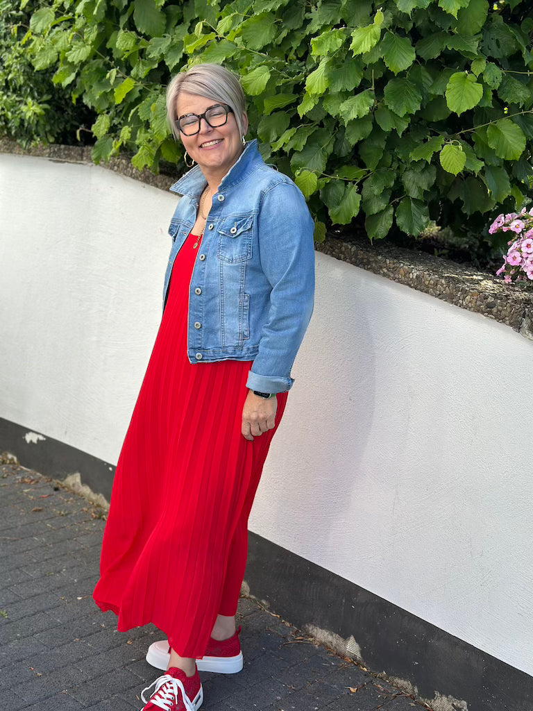 Langes Plisseekleid in knallrot