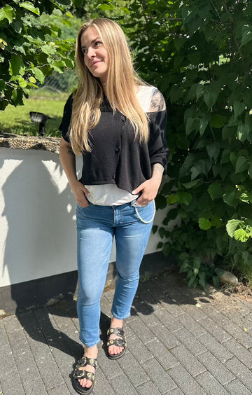Jeans mit dekorativer Kette
