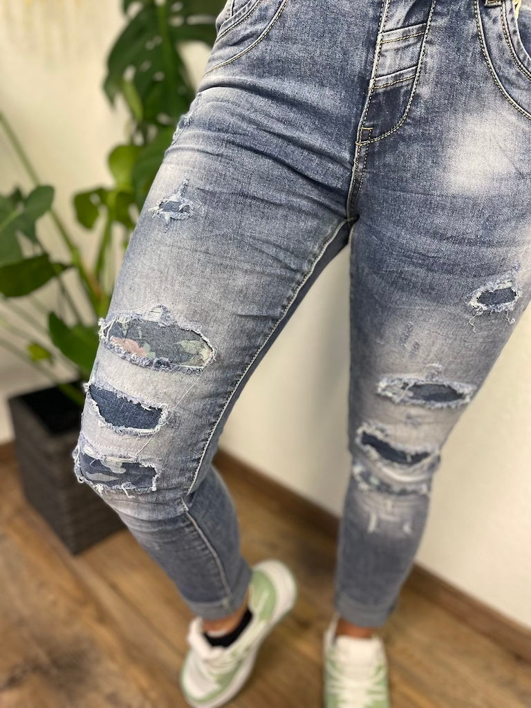Destroyed Jeans mit Blümchen
