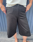 Weite 3/4 Hose mit Nadelstreifen