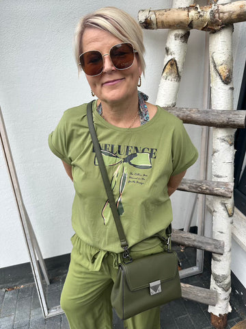 Shirt Basic mit Schleifenprint in grün
