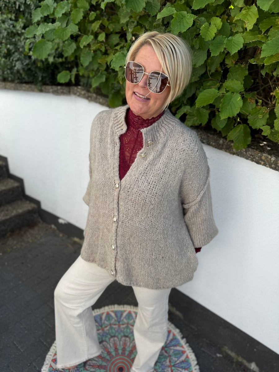 Cardigan mit dicken Knöpfen