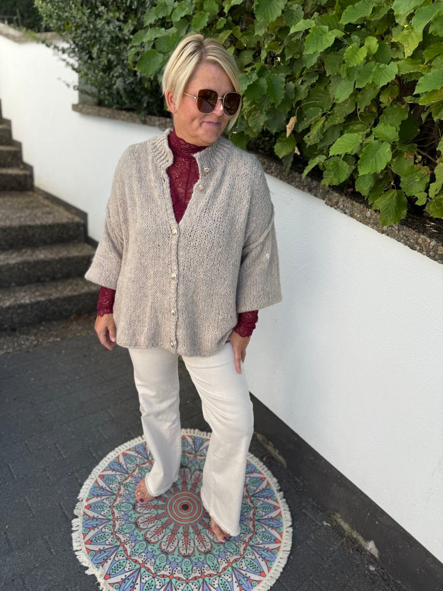 Cardigan mit dicken Knöpfen