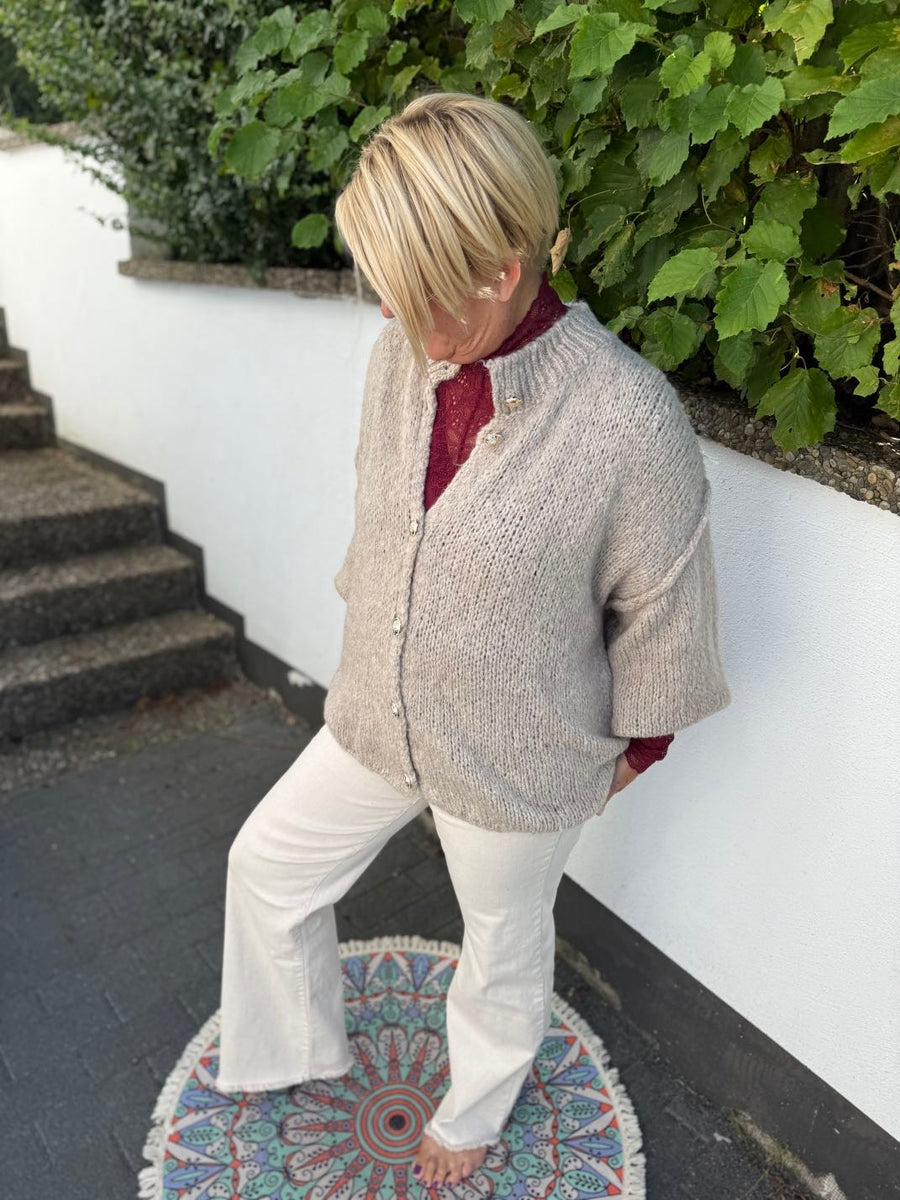 Cardigan mit dicken Knöpfen