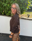 Jacke mit Druckknöpfen in braun