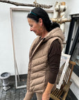 Weste mit flexibler Taille in Taupe