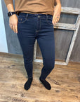 Jeans 10B dunkle Waschung mit auffälligen Nähten