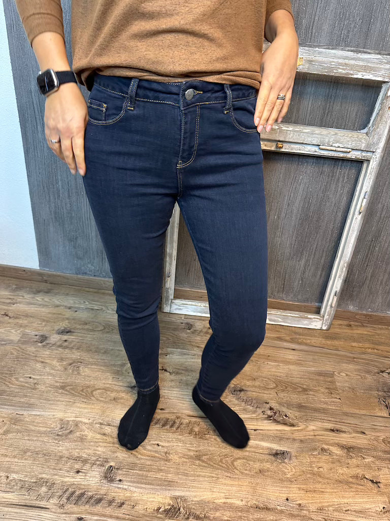 Jeans 10B dunkle Waschung mit auffälligen Nähten