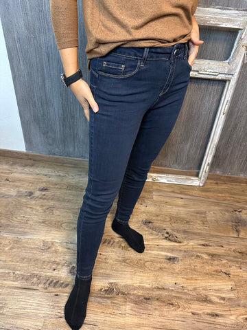 Jeans 10B dunkle Waschung mit auffälligen Nähten