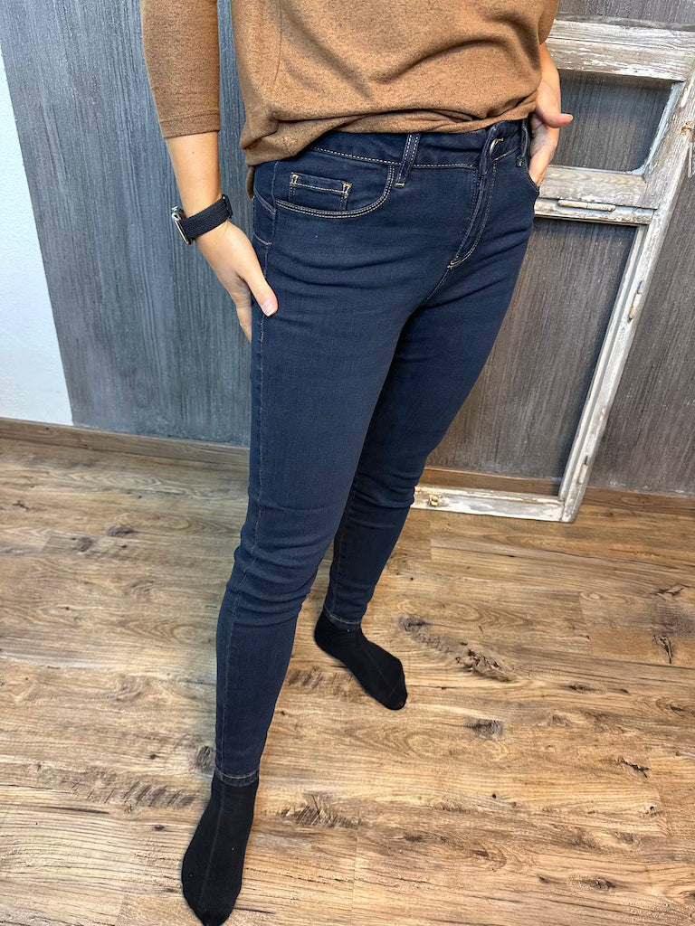 Jeans 10B dunkle Waschung mit auffälligen Nähten
