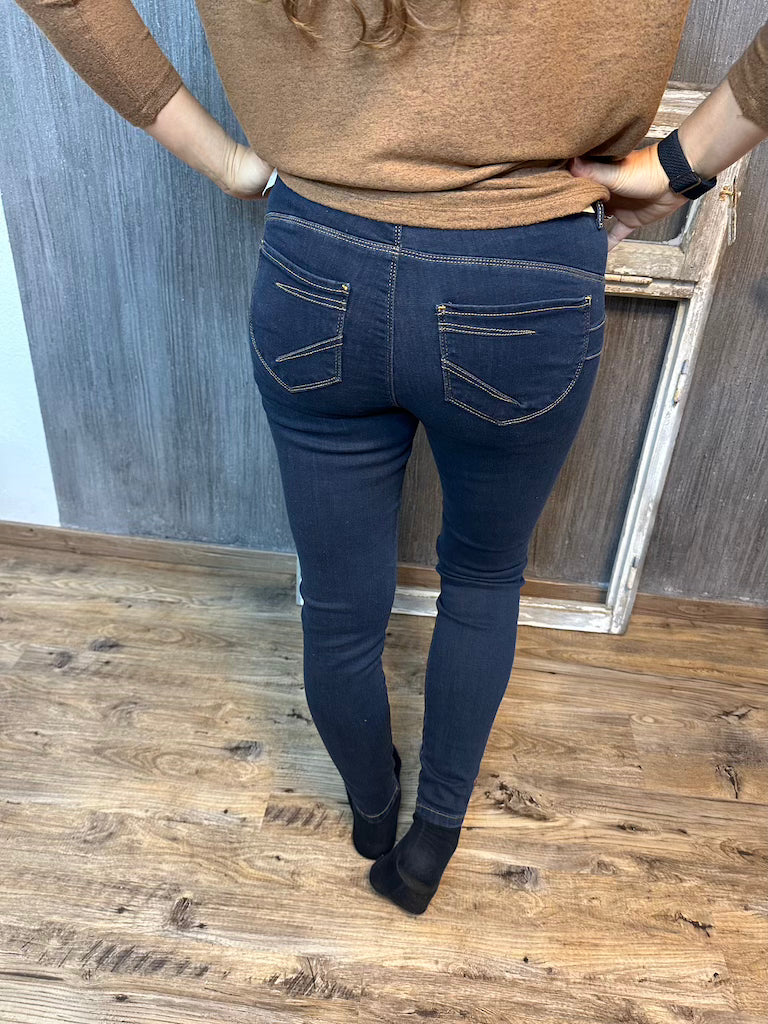Jeans 10B dunkle Waschung mit auffälligen Nähten