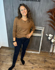 Jeans 10B dunkle Waschung mit auffälligen Nähten