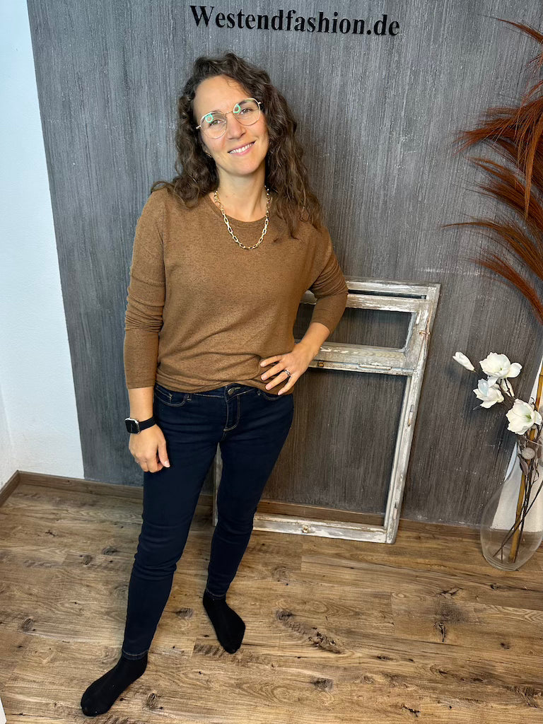 Jeans 10B dunkle Waschung mit auffälligen Nähten