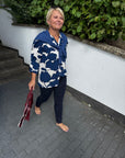 Bluse mit auffälligem Blumendruck in Blau