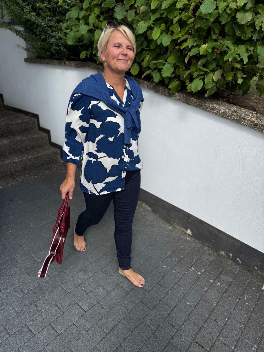 Bluse mit auffälligem Blumendruck in Blau