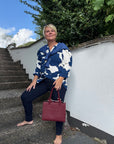 Bluse mit auffälligem Blumendruck in Blau
