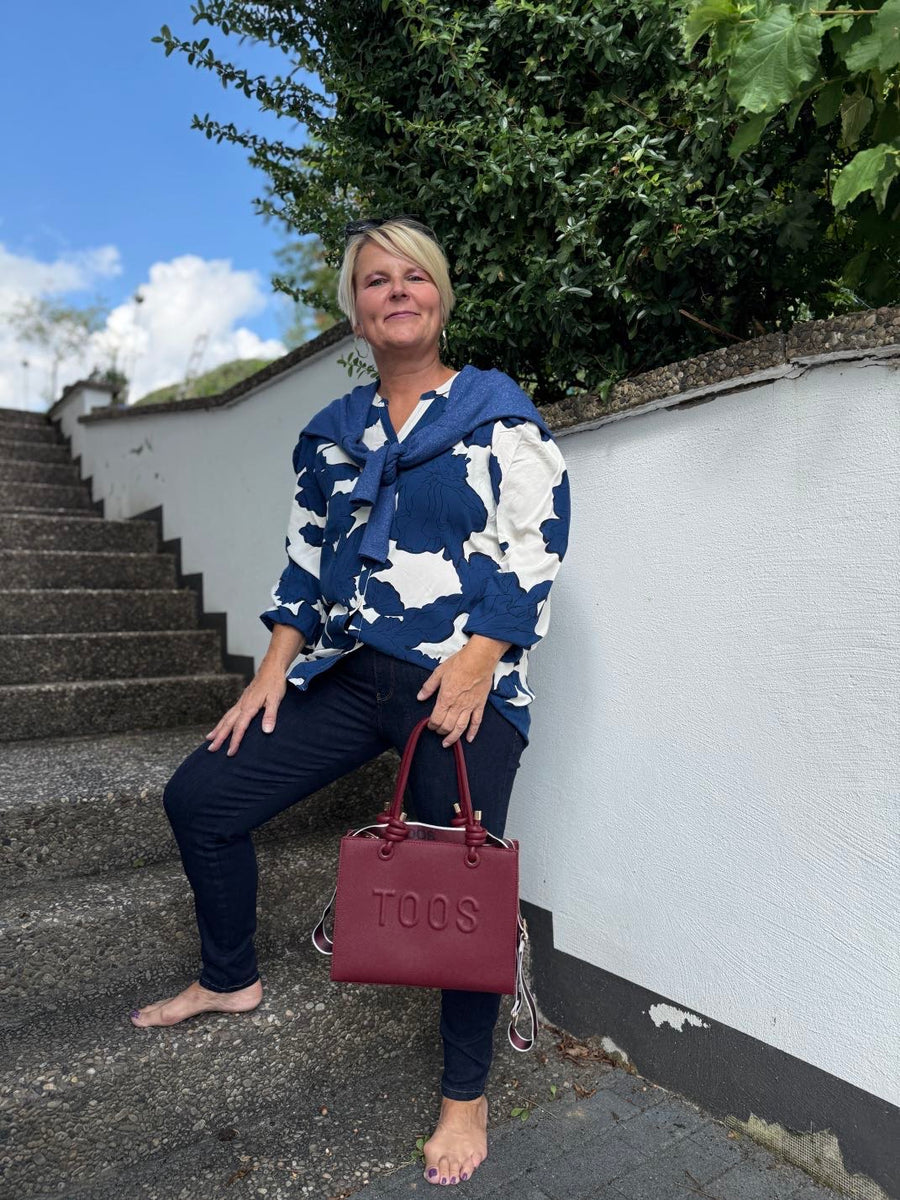 Bluse mit auffälligem Blumendruck in Blau