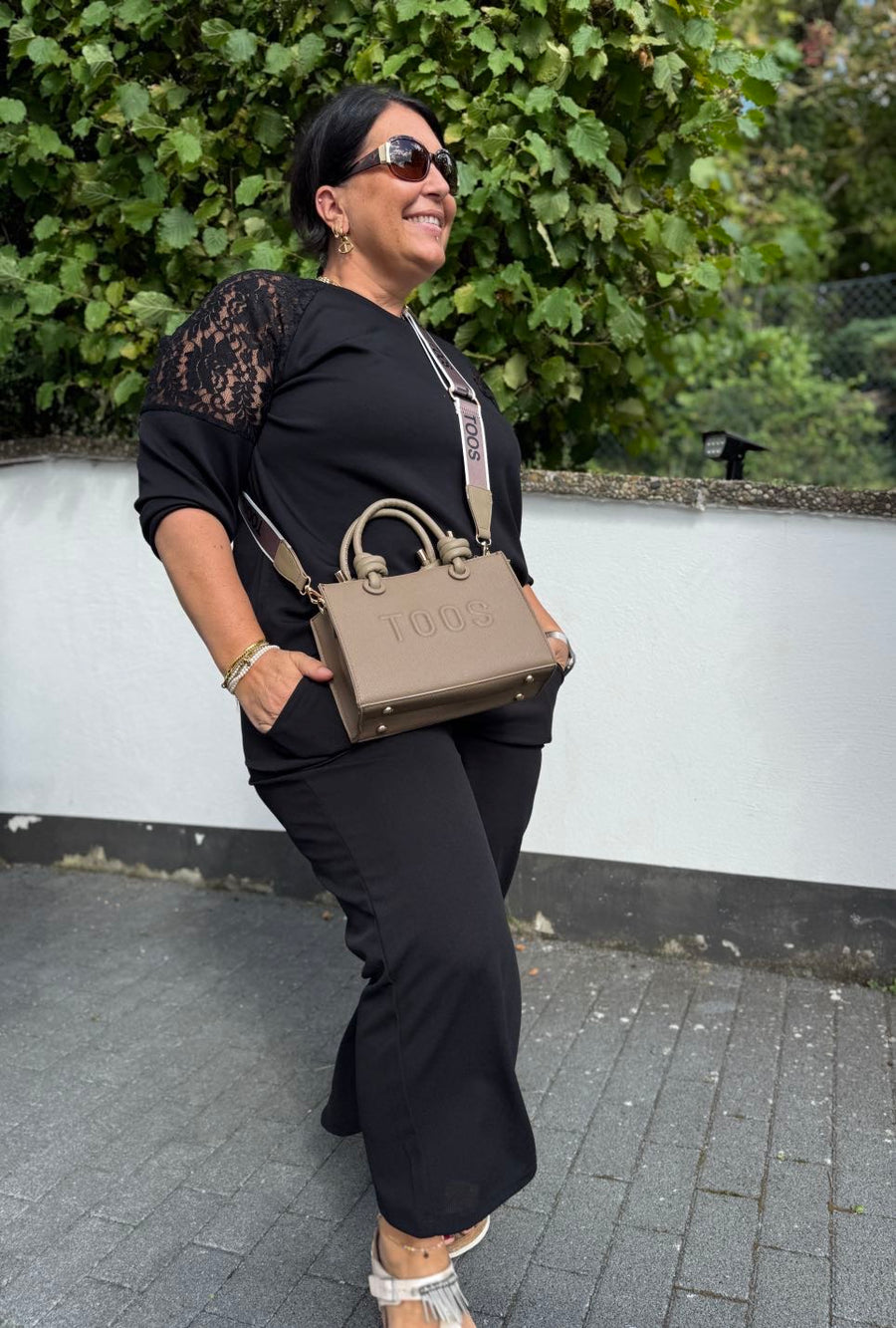 Sweartshirt in Schwarz mit Spitze an den Schultern