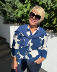 Bluse mit auffälligem Blumendruck in Blau