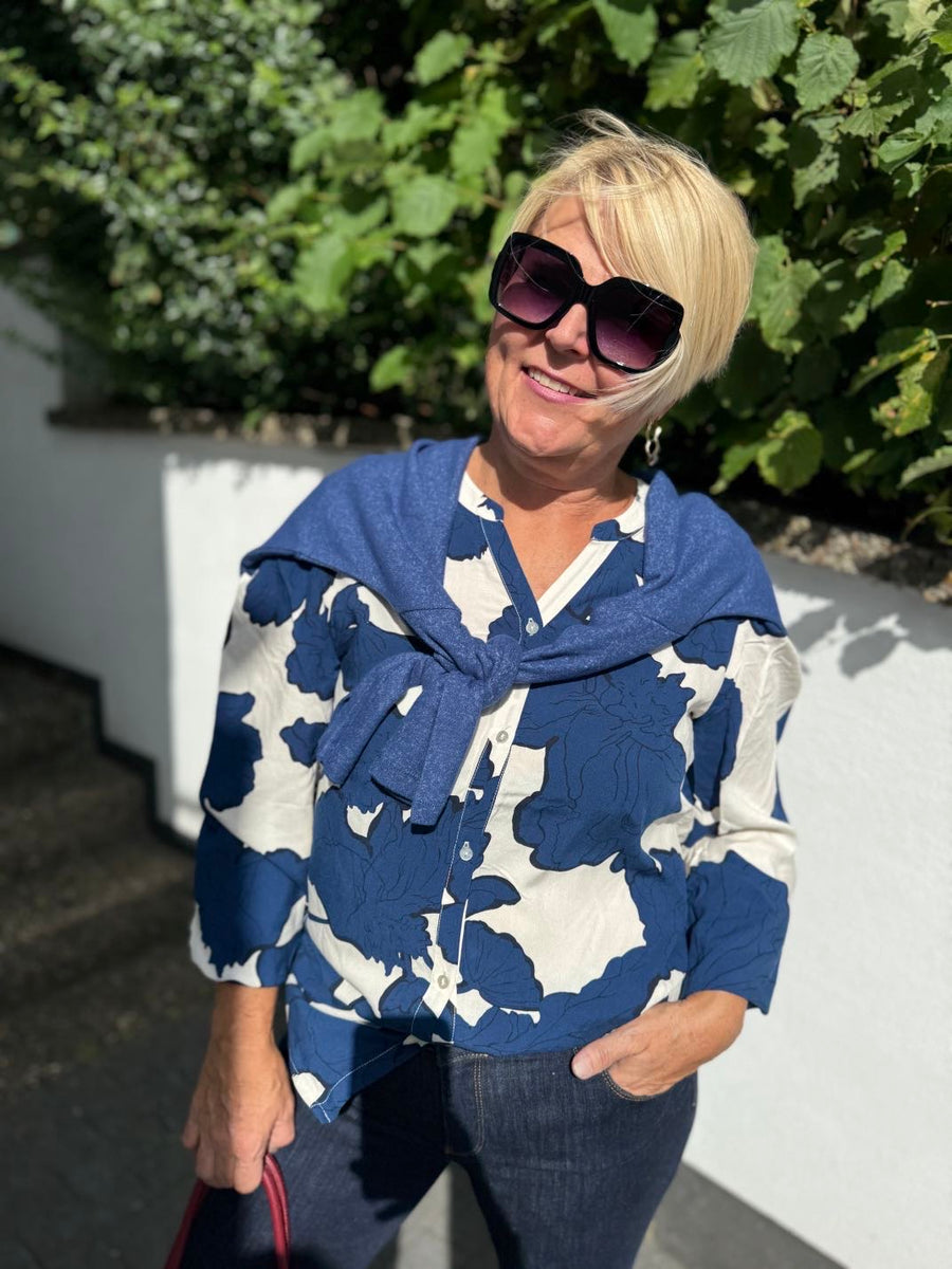 Bluse mit auffälligem Blumendruck in Blau