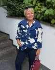 Bluse mit auffälligem Blumendruck in Blau