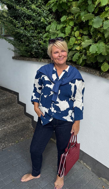 Bluse mit auffälligem Blumendruck in Blau
