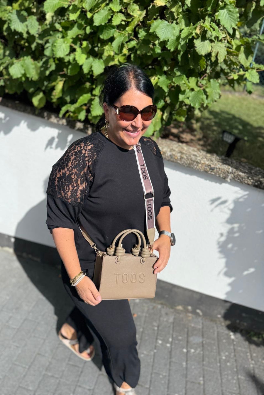 Sweartshirt in Schwarz mit Spitze an den Schultern