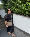 Sweartshirt in Schwarz mit Spitze an den Schultern