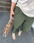 Joggpants mit Rüschentaschen in zwei Farben