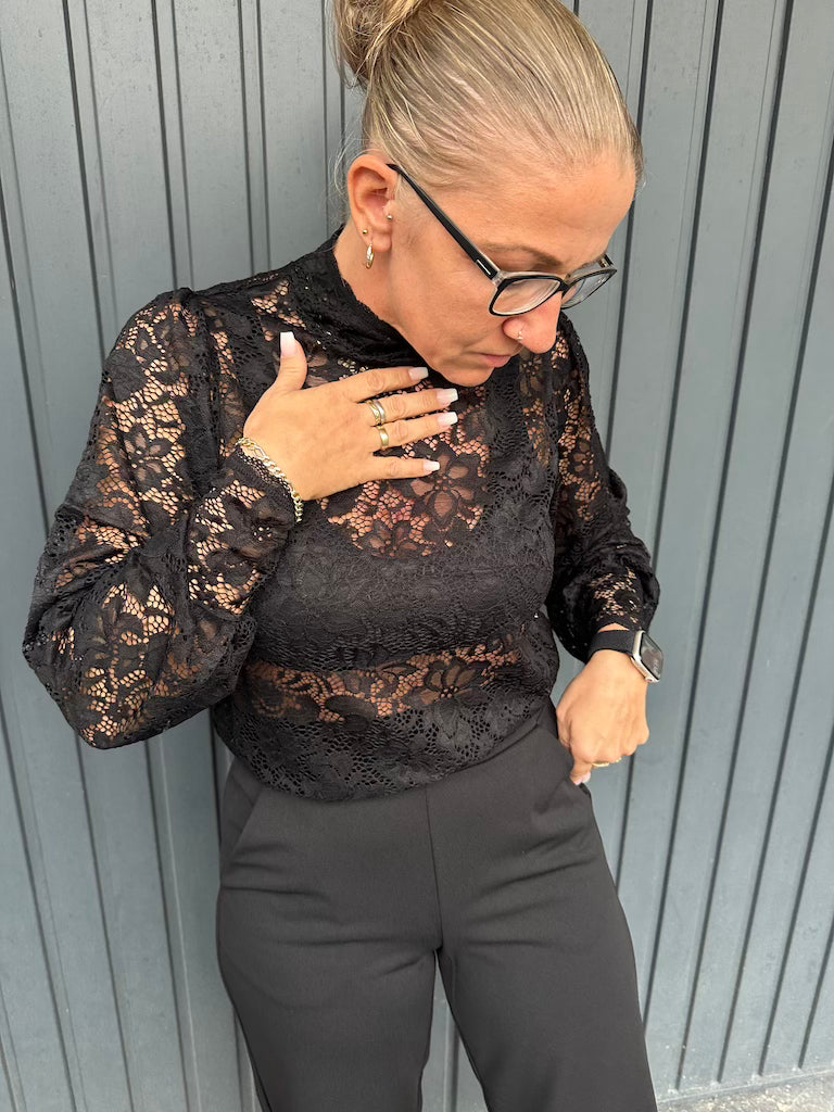 Bluse mit eleganten Spitzendetails