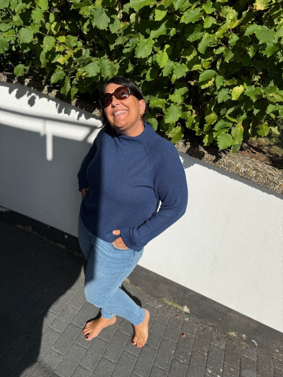 Pullover mit hohem Ausschnitt in tollem Blauton