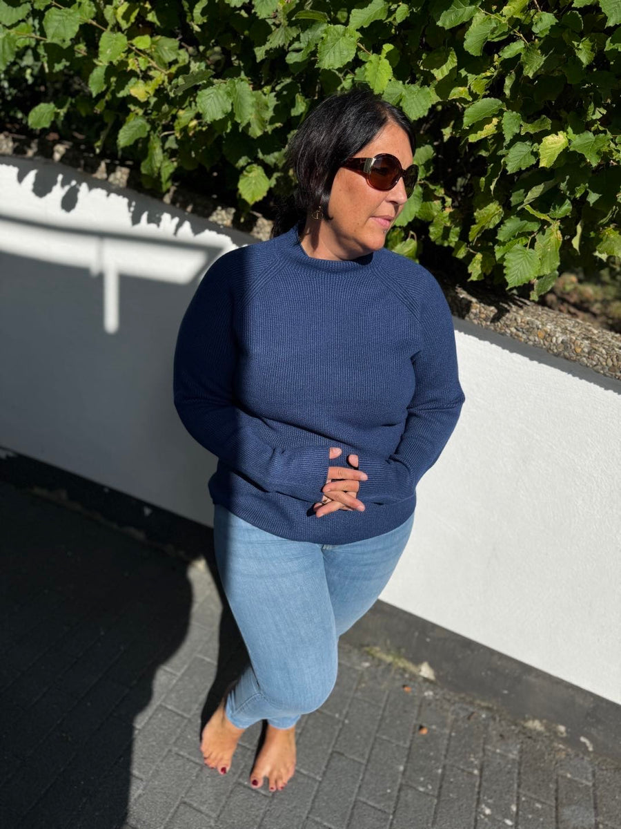 Pullover mit hohem Ausschnitt in tollem Blauton
