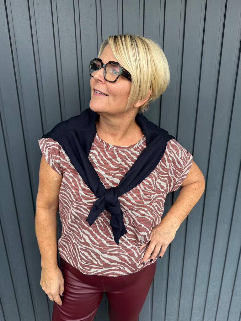 Shirt mit Leoprint in Bordeaux