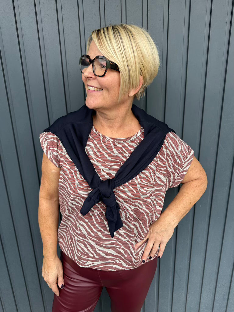 Shirt mit Leoprint in Bordeaux