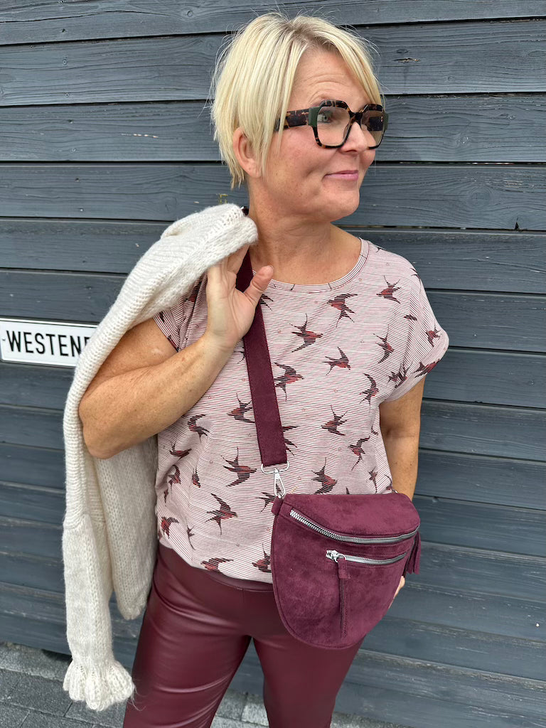 Shirt mit lebhaftem Vogelmotiv in Bordeaux