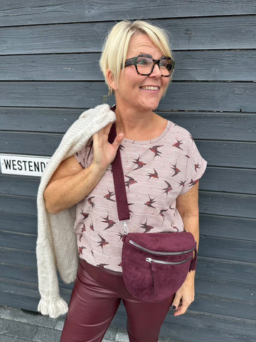 Shirt mit lebhaftem Vogelmotiv in Bordeaux