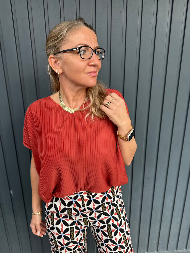 Plissee Bluse mit V-Ausschnitt & verkürzten Ärmeln in rost