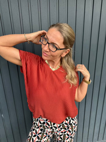 Plissee Bluse mit V-Ausschnitt & verkürzten Ärmeln in rost