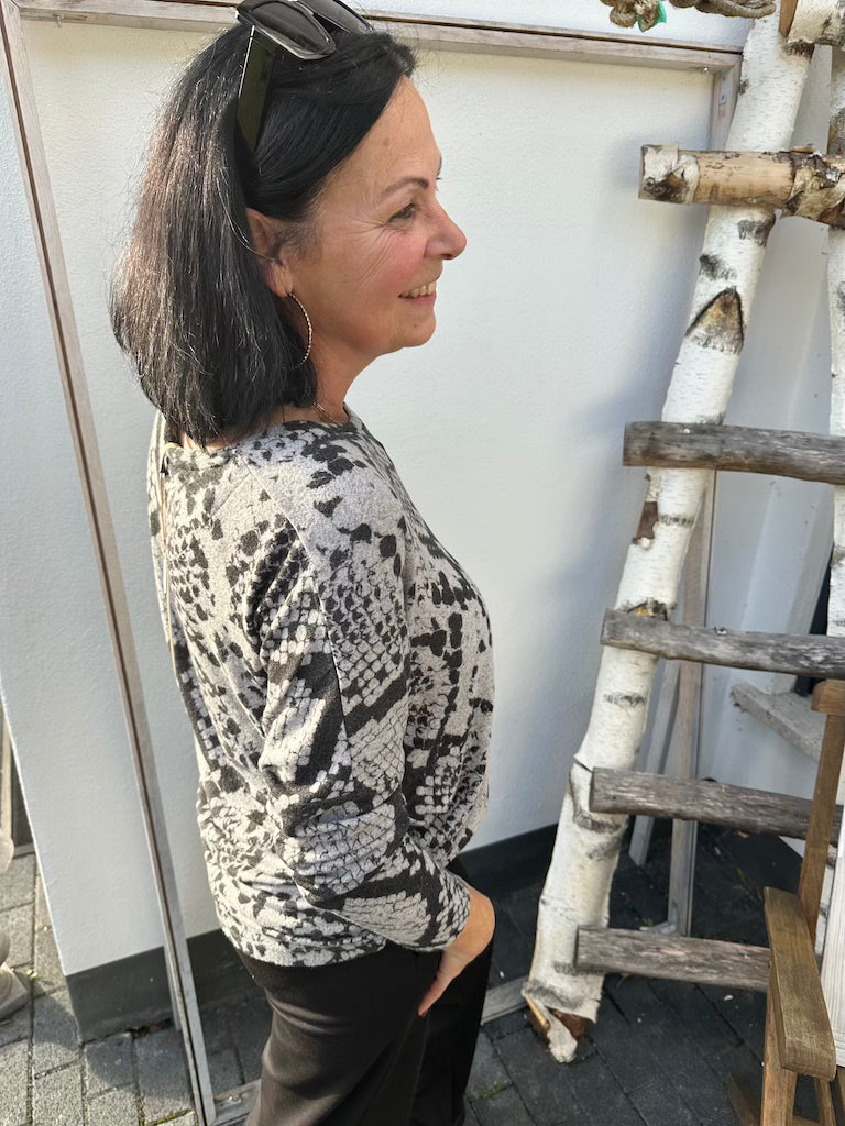 Pullover mit Schlagenmuster in grau