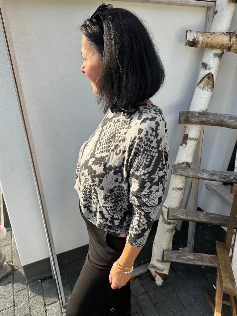 Pullover mit Schlagenmuster in grau