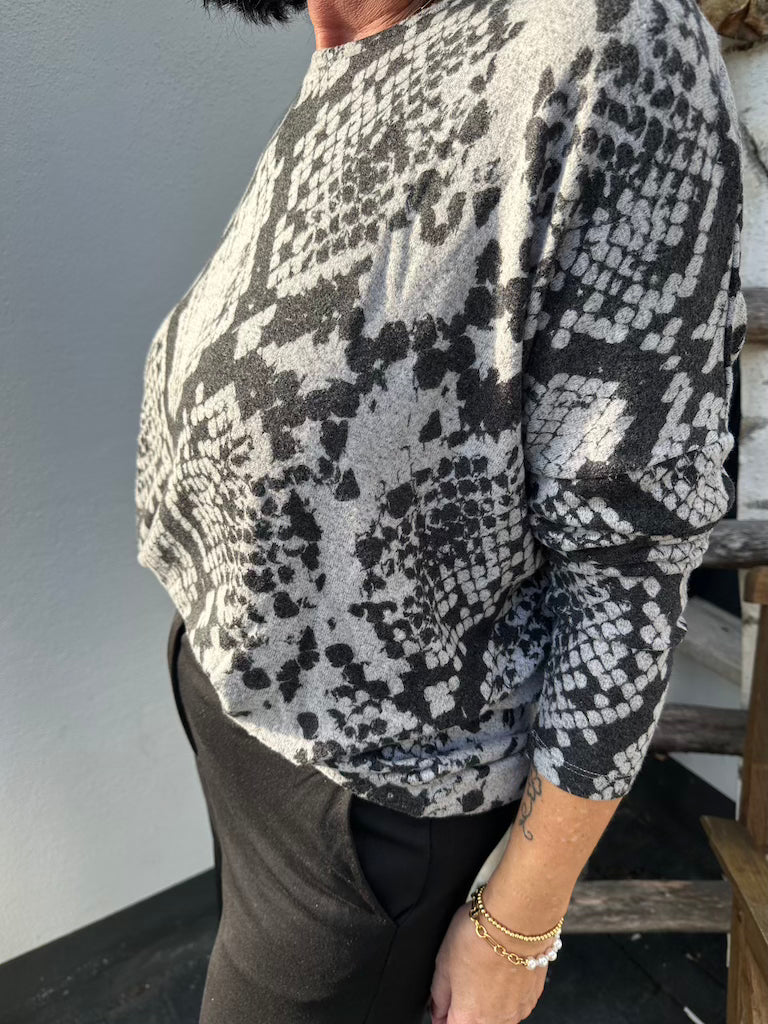 Pullover mit Schlagenmuster in grau