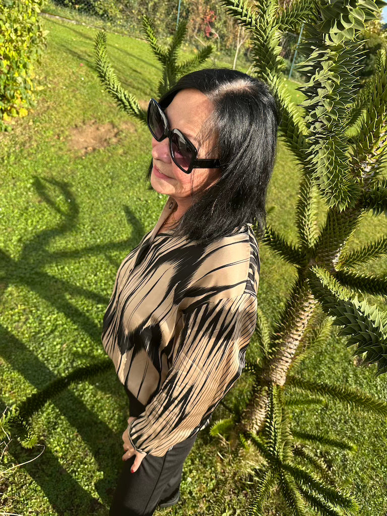 Festliche Bluse mit abstraktem Druck in Beige