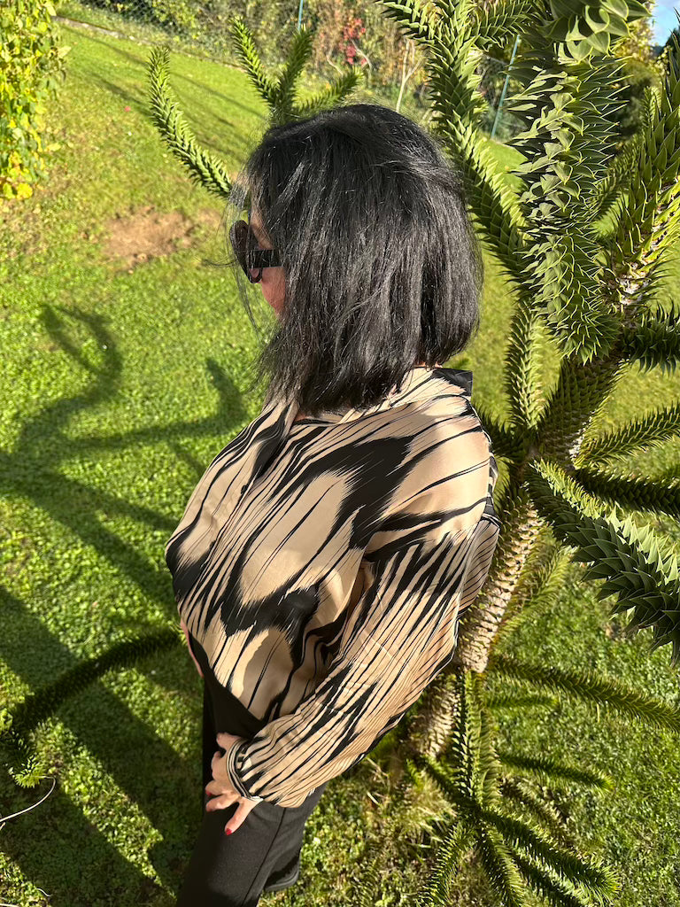 Festliche Bluse mit abstraktem Druck in Beige