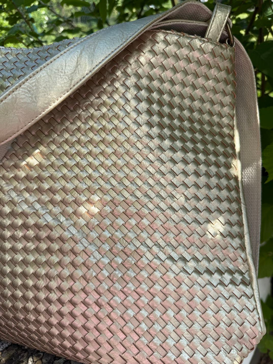 Rucksack-Tasche in metallischen und neutralen Farben