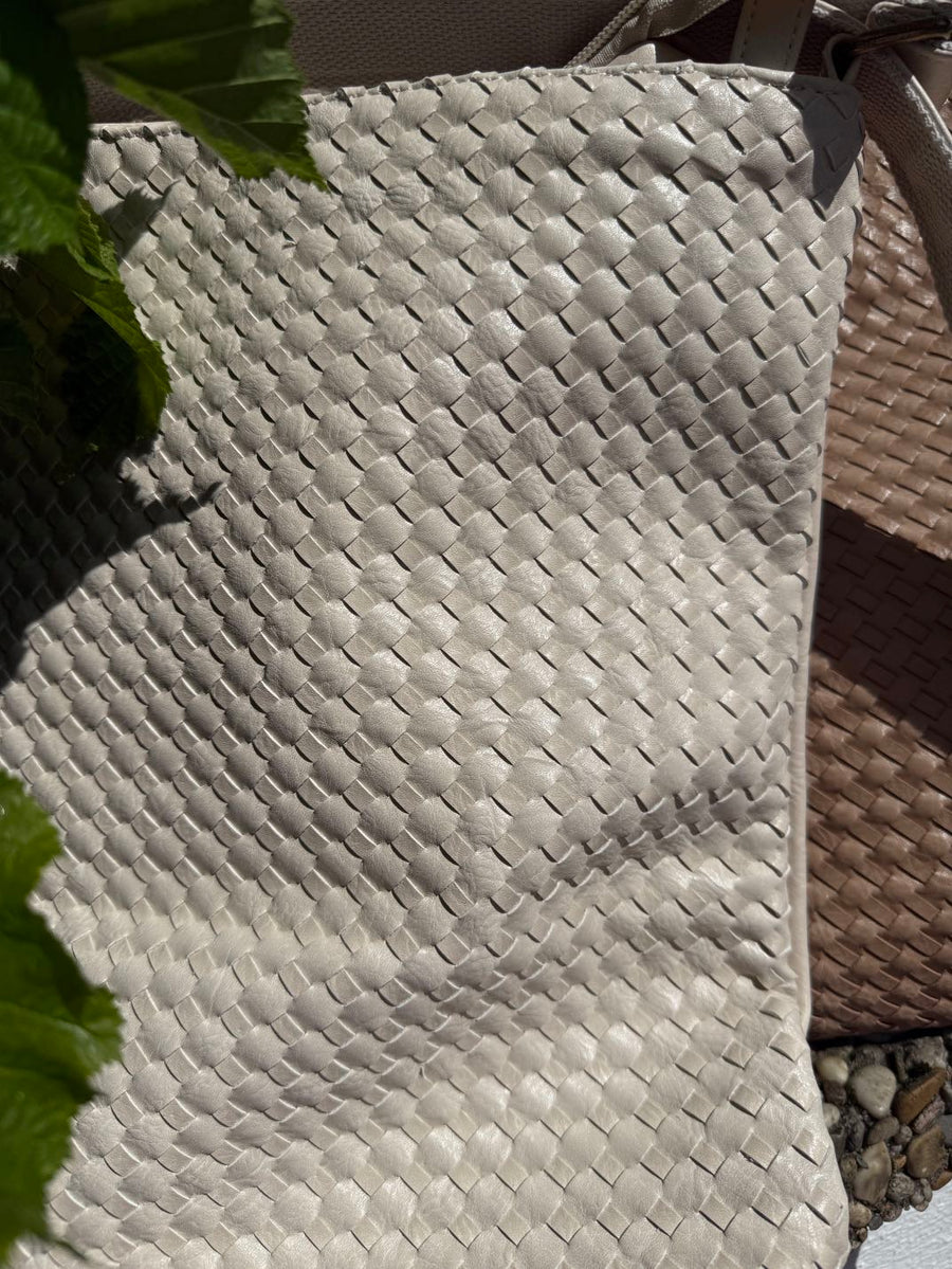 Rucksack-Tasche in metallischen und neutralen Farben