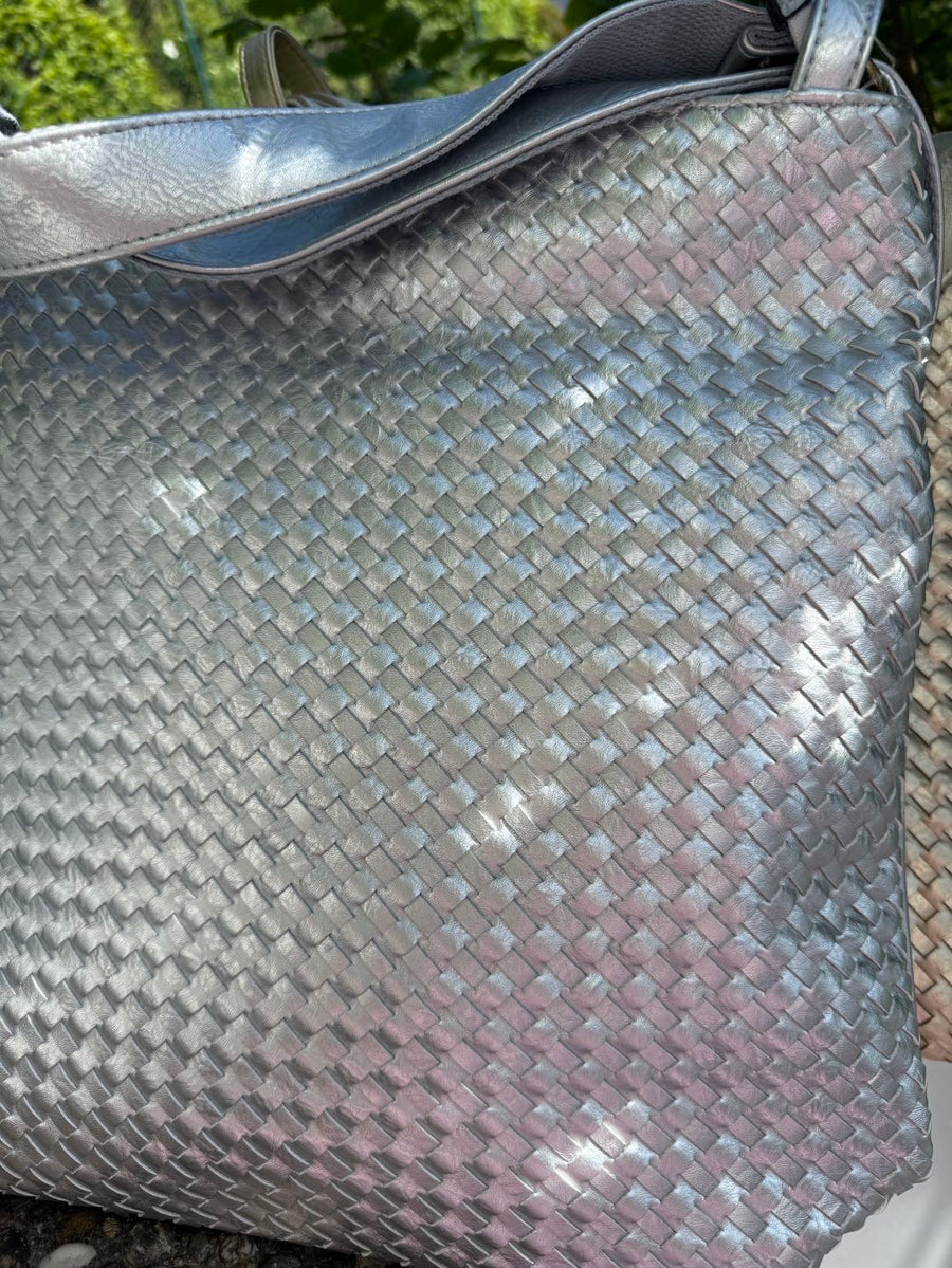 Rucksack-Tasche in metallischen und neutralen Farben