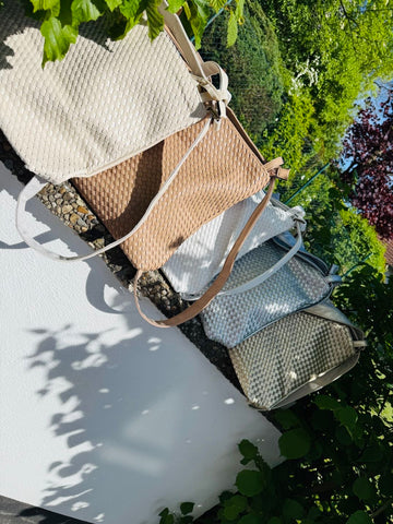 Rucksack-Tasche in metallischen und neutralen Farben