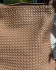 Rucksack-Tasche in metallischen und neutralen Farben