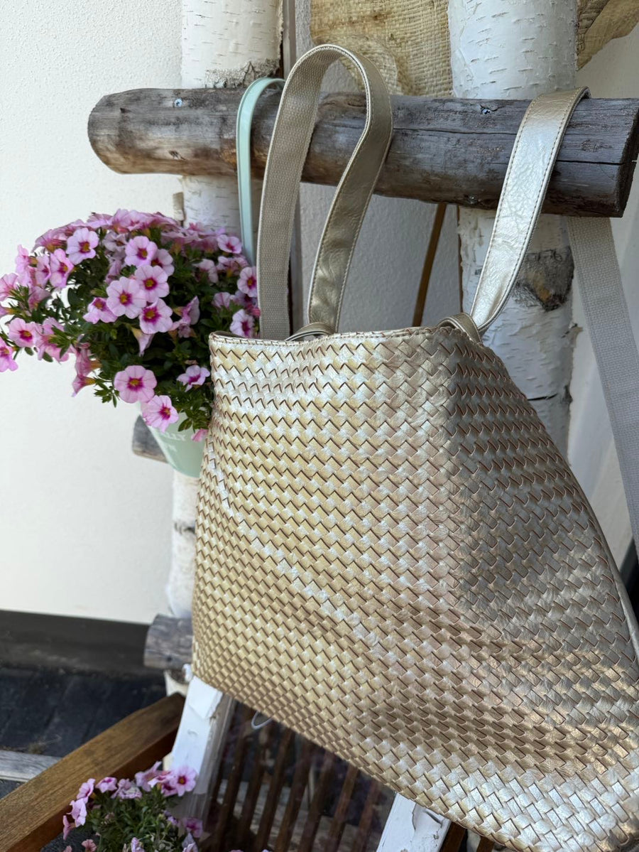 Rucksack-Tasche in metallischen und neutralen Farben
